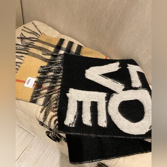 BURBERRY Reversible Wool & Cashmere Scarf – Icon Stripe & LOVE Graphic - Picture 3 of 8